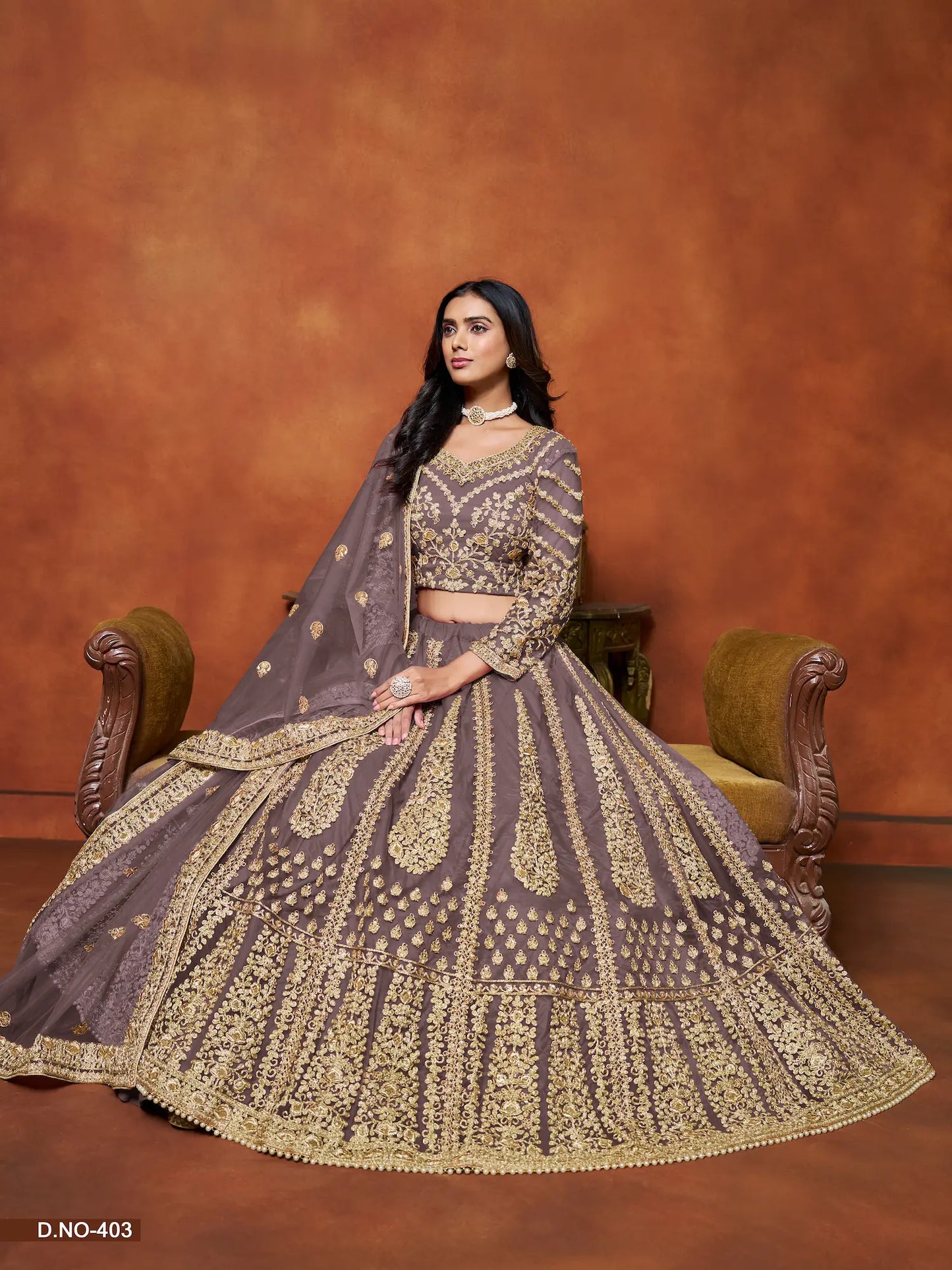 Graues Netz-Lehenga-Choli mit Faden- und Paillettenstickerei