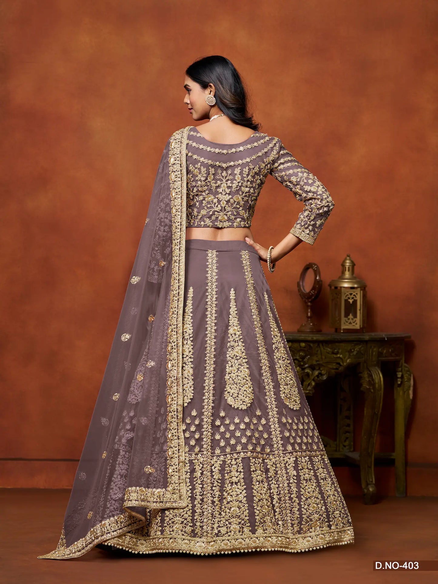 Graues Netz-Lehenga-Choli mit Faden- und Paillettenstickerei