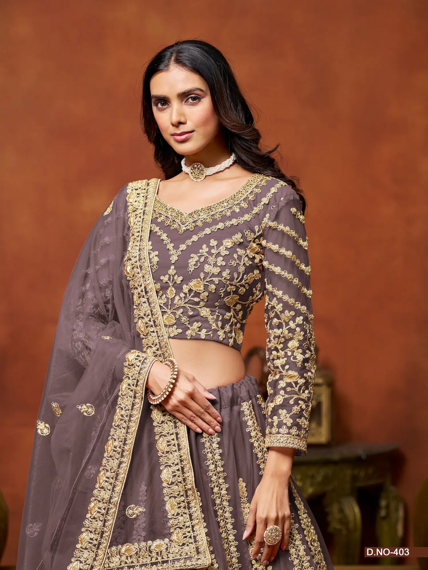 Graues Netz-Lehenga-Choli mit Faden- und Paillettenstickerei