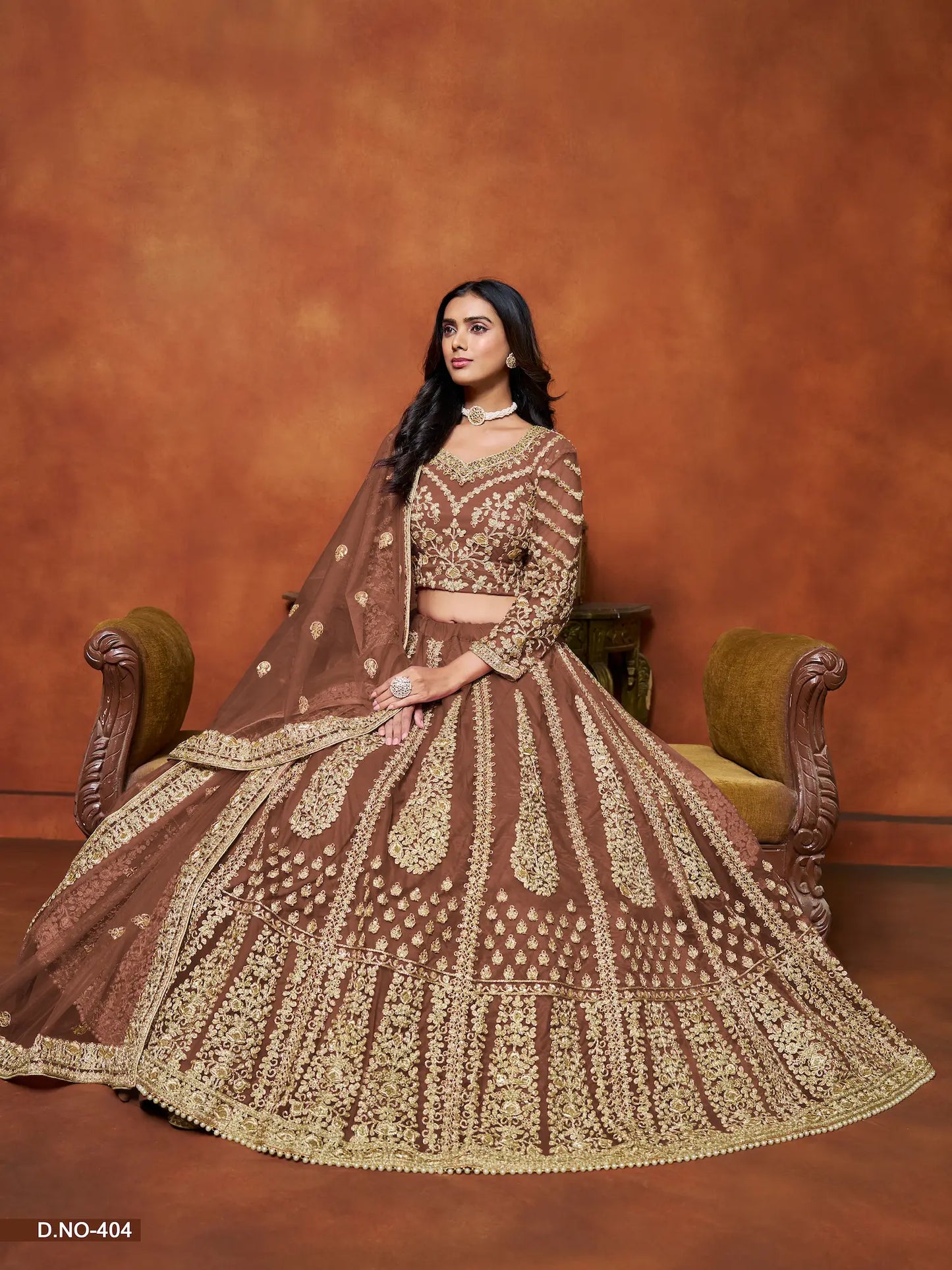 Braunes Netz-Lehenga-Choli mit Faden- und Paillettenstickerei