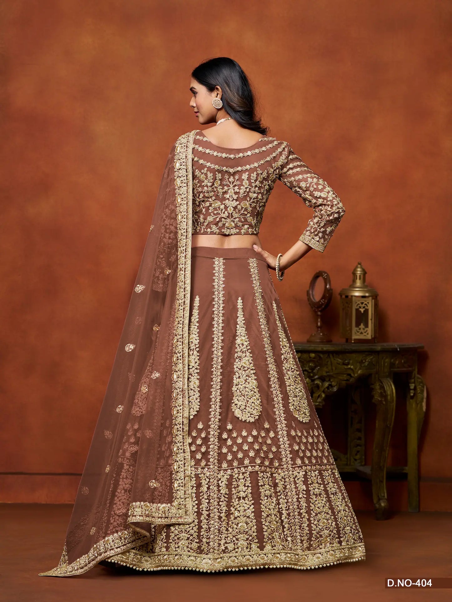 Braunes Netz-Lehenga-Choli mit Faden- und Paillettenstickerei