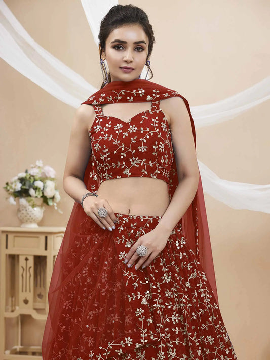 Lehenga rouge en georgette avec broderie de sequins et de fils dorés (zari)