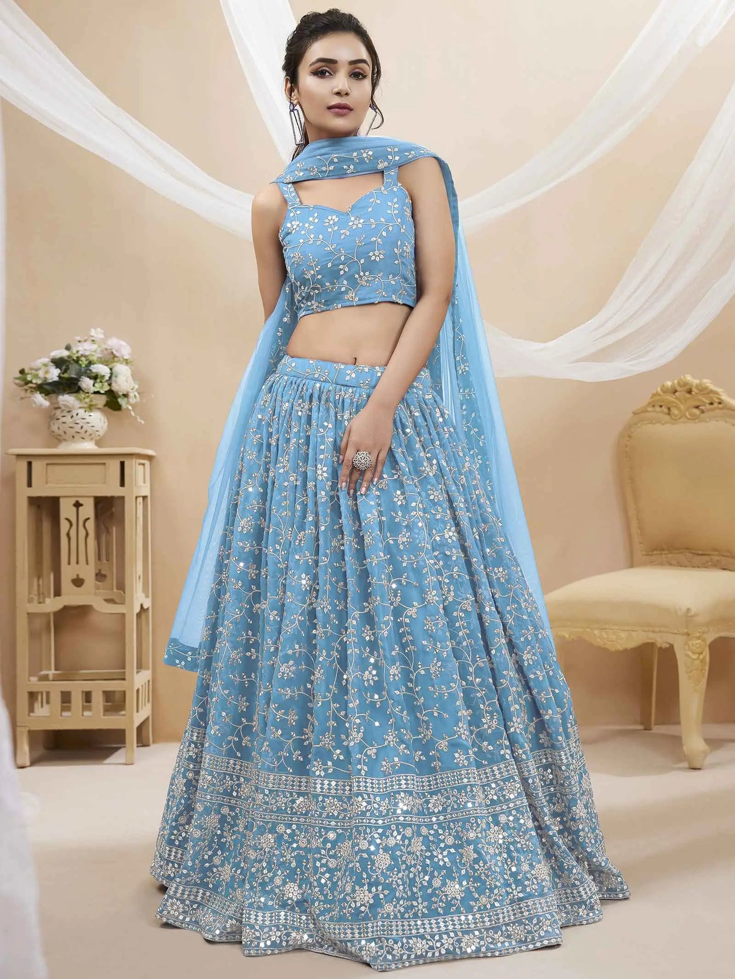 Lehenga Choli en Georgette Bleu Ciel avec Broderies de Sequins et de Zari