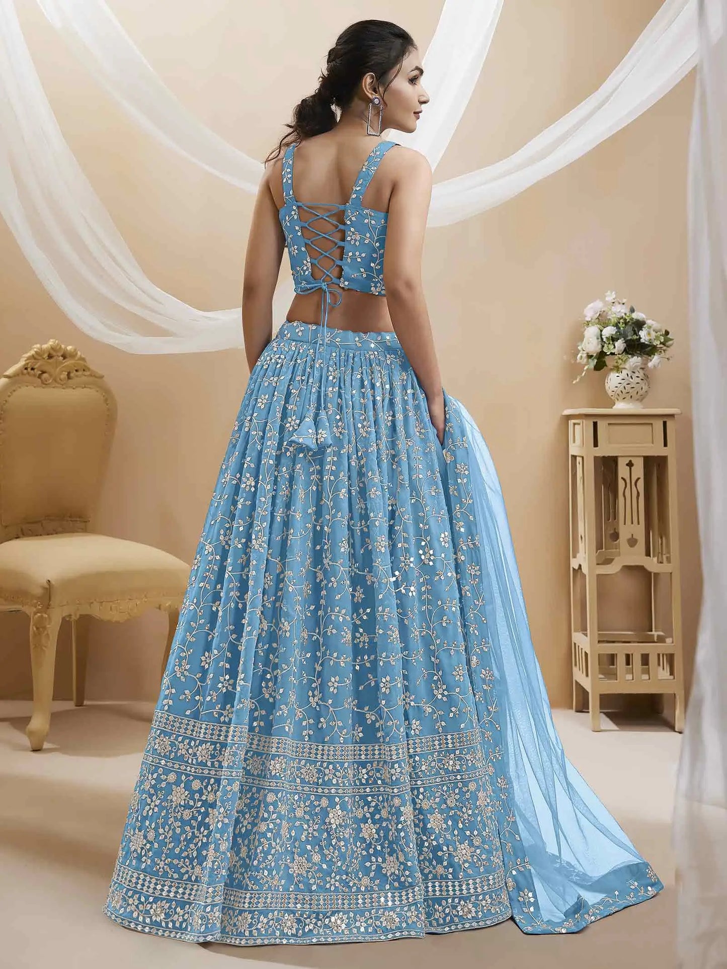 Lehenga Choli en Georgette Bleu Ciel avec Broderies de Sequins et de Zari