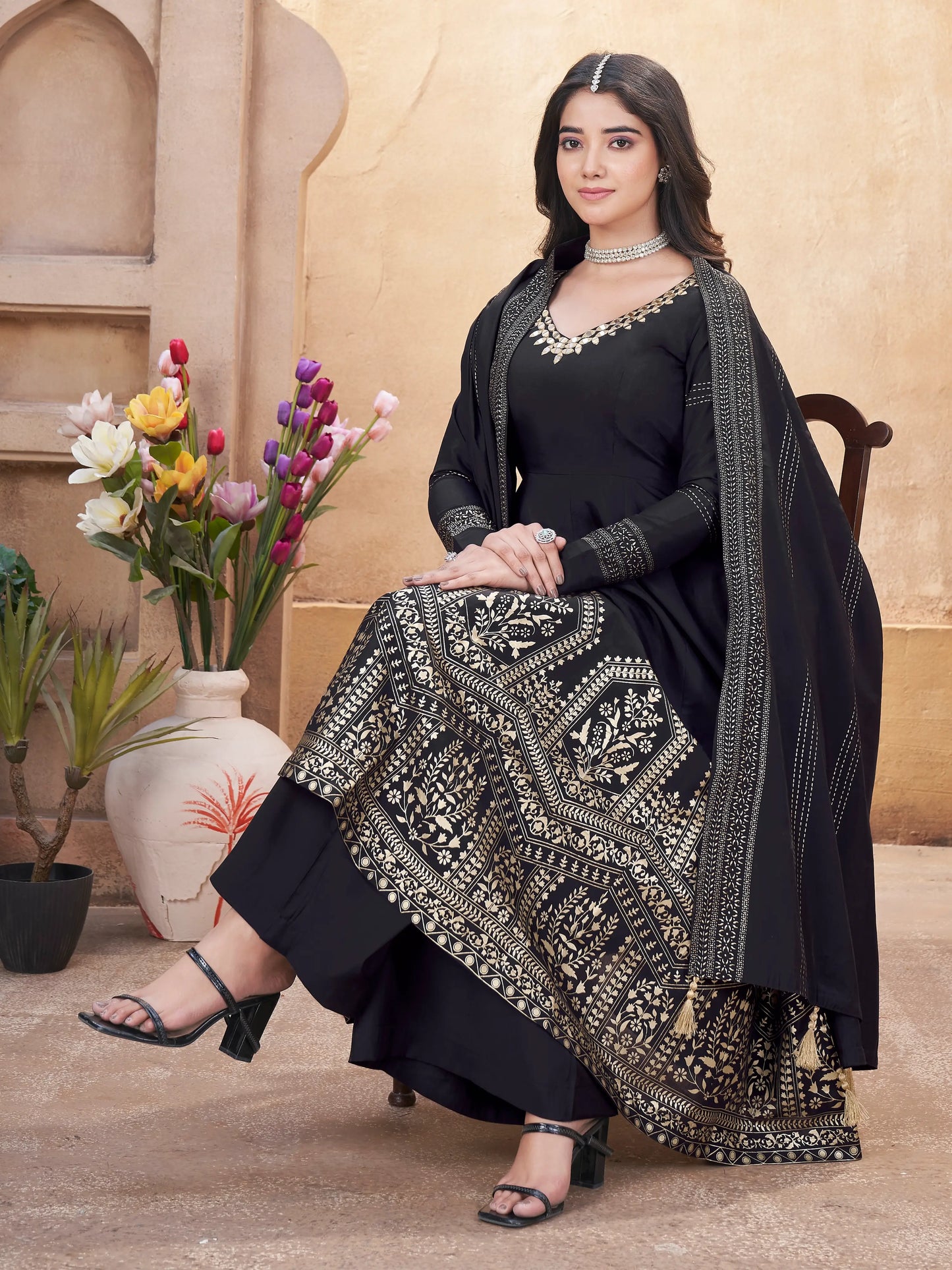 Schwarzer Salwar-Anzug aus Seide mit Spiegelarbeit und Foliendruck