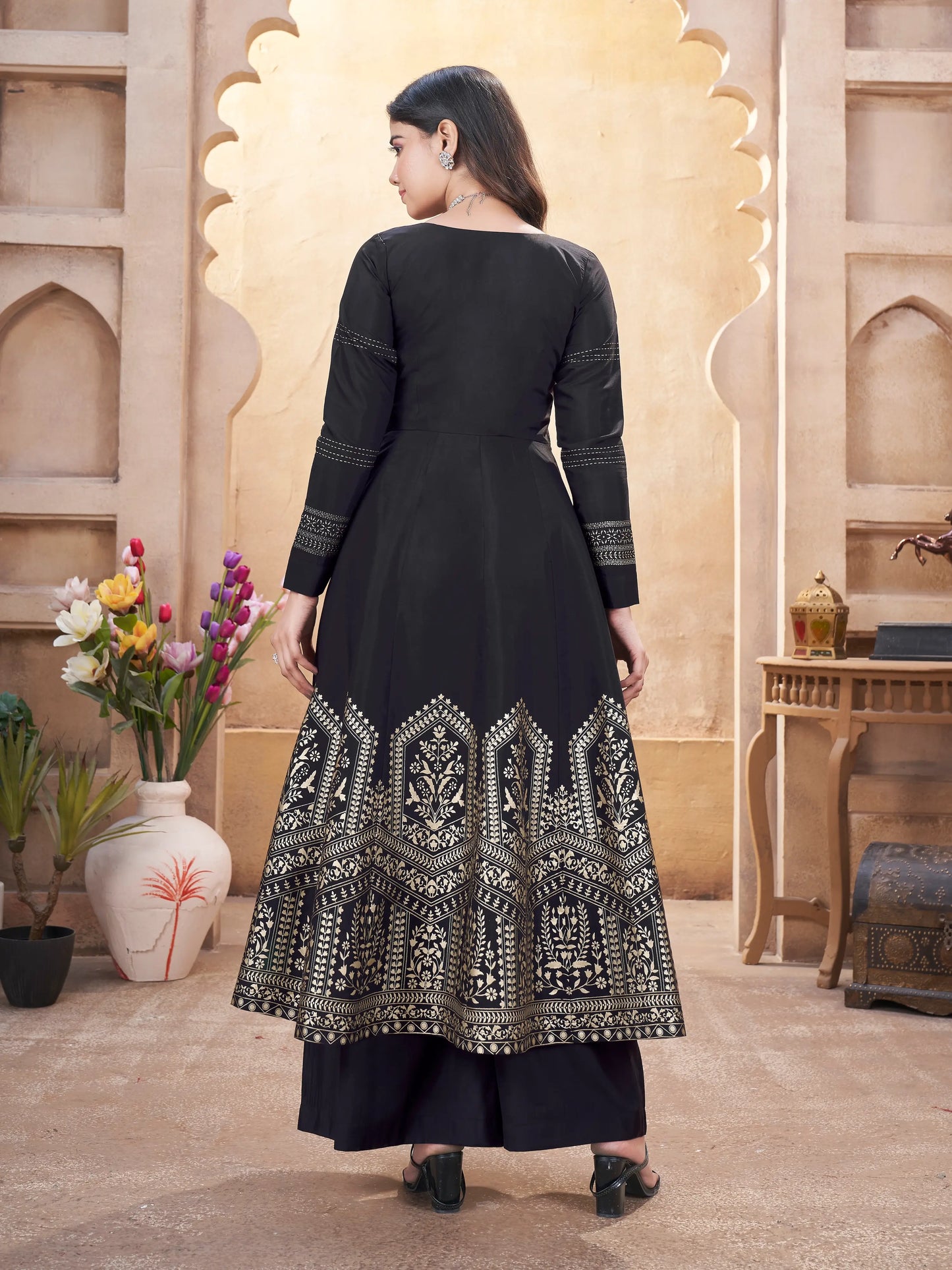 Schwarzer Salwar-Anzug aus Seide mit Spiegelarbeit und Foliendruck