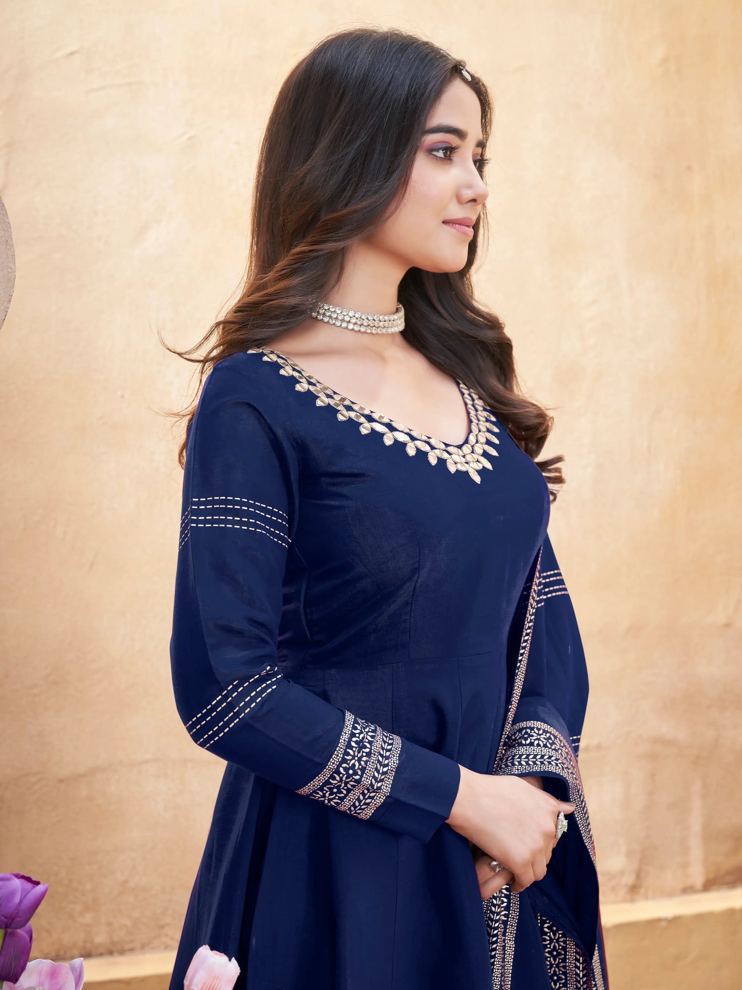 Marineblauer Salwar-Anzug aus Seide mit Spiegelarbeit und Foliendruck