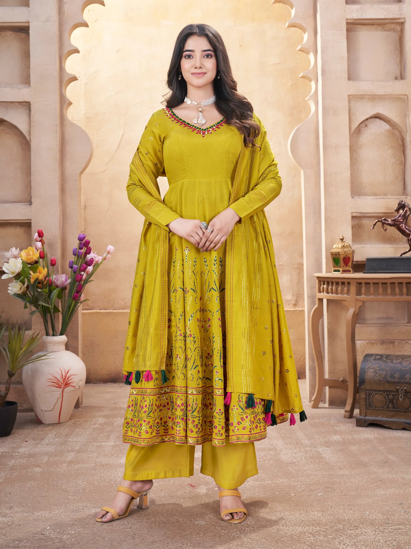 Salwar Suit en Soie Jaune Vif avec Broderie en Miroir et Impression en Feuille Métallique