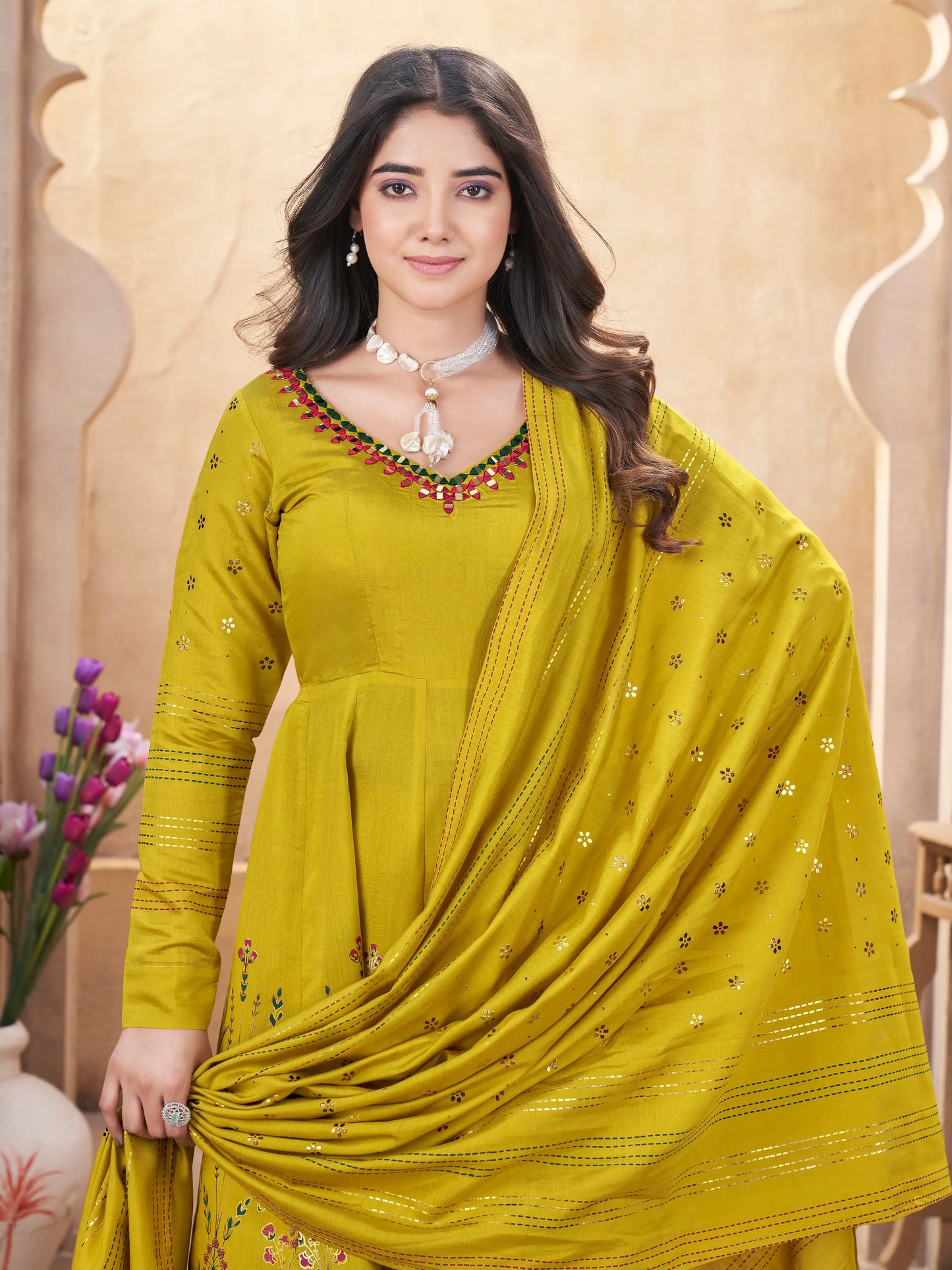 Salwar Suit en Soie Jaune Vif avec Broderie en Miroir et Impression en Feuille Métallique