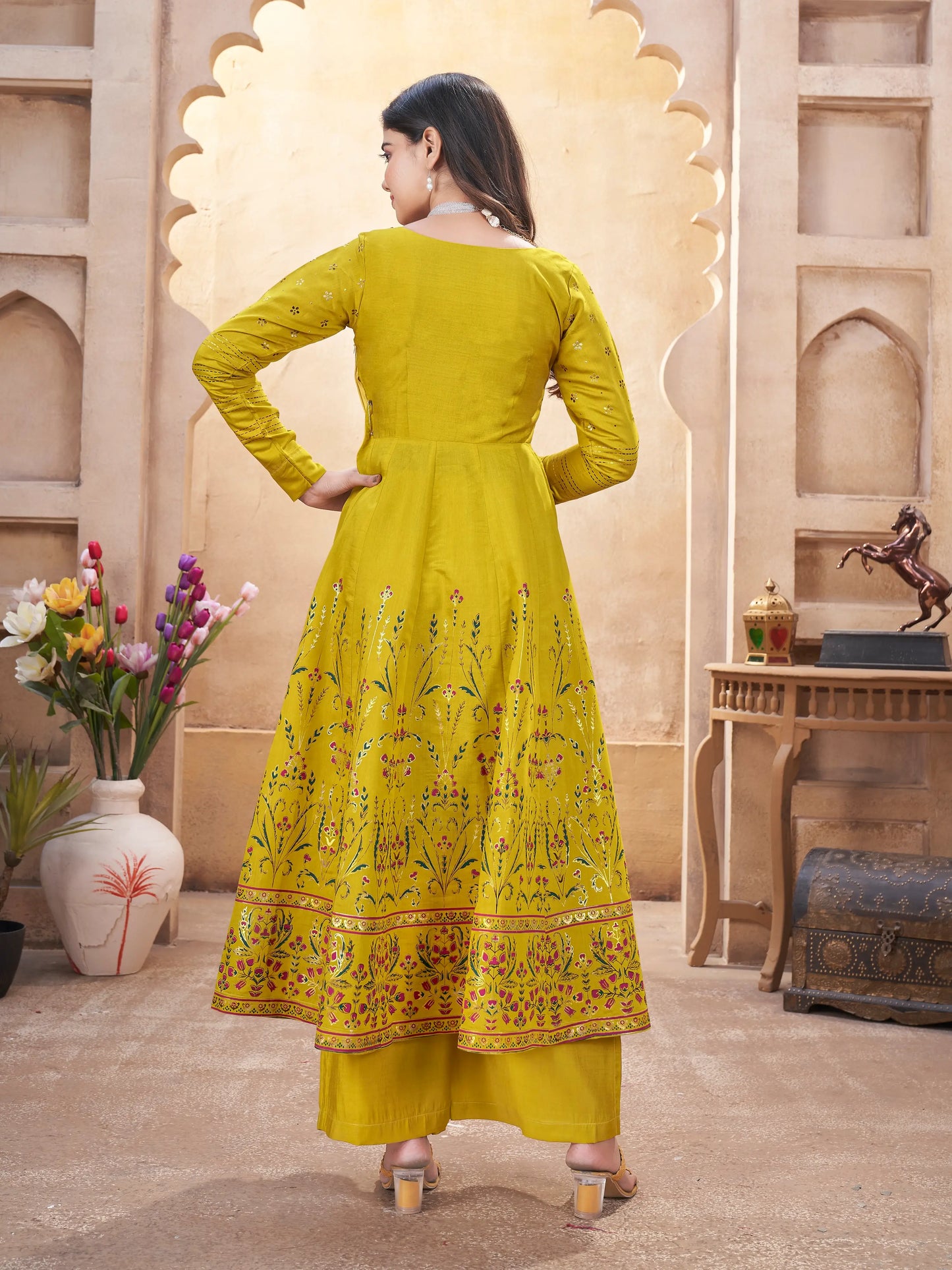 Salwar Suit en Soie Jaune Vif avec Broderie en Miroir et Impression en Feuille Métallique