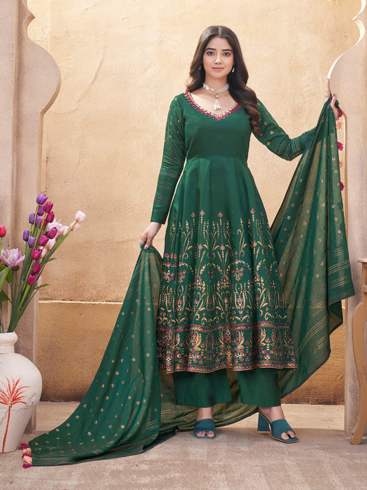 Salwar Suit en Soie Vert avec Broderie en Miroir et Impression en Feuille Métallique