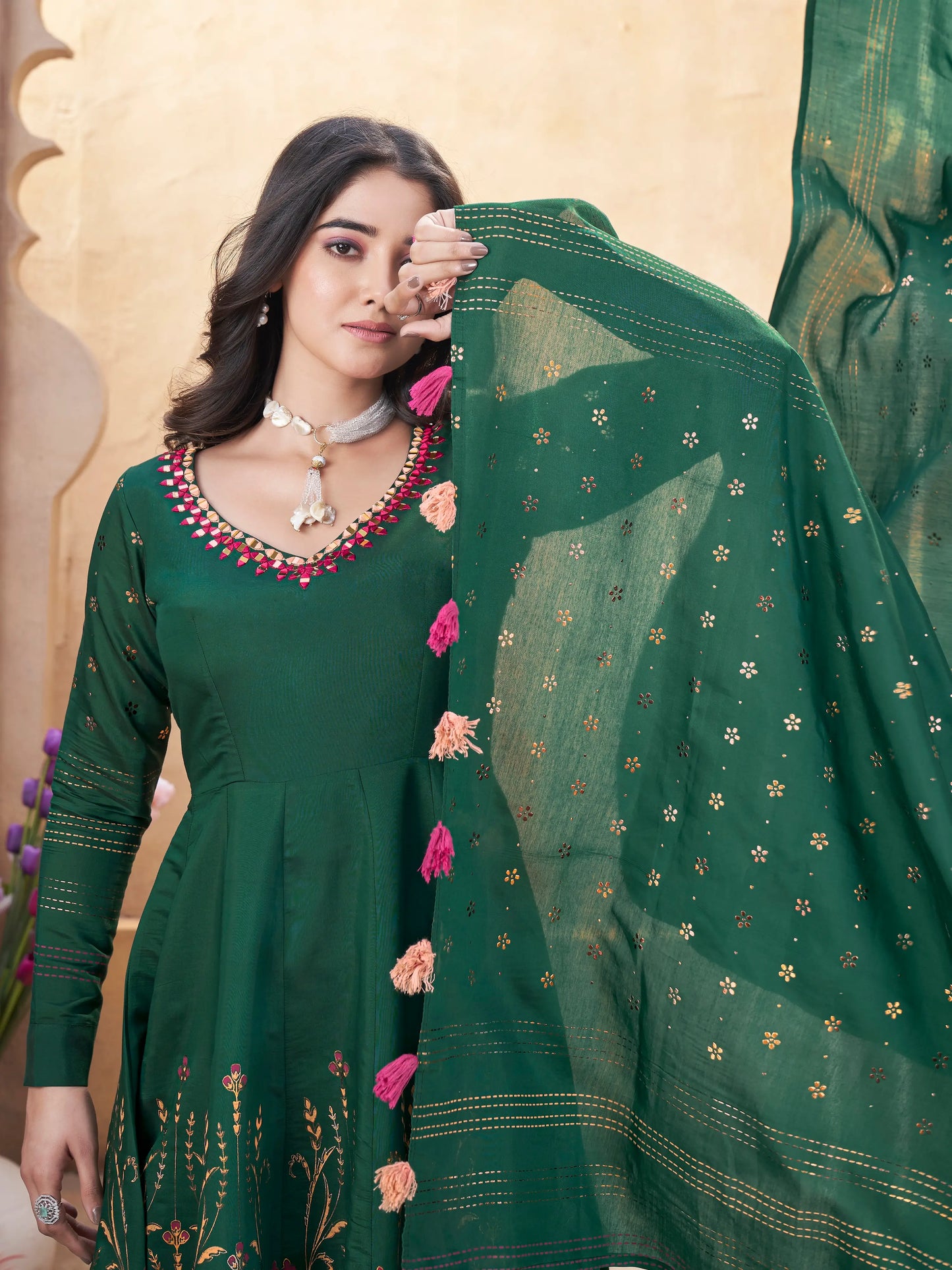 Salwar Suit en Soie Vert avec Broderie en Miroir et Impression en Feuille Métallique