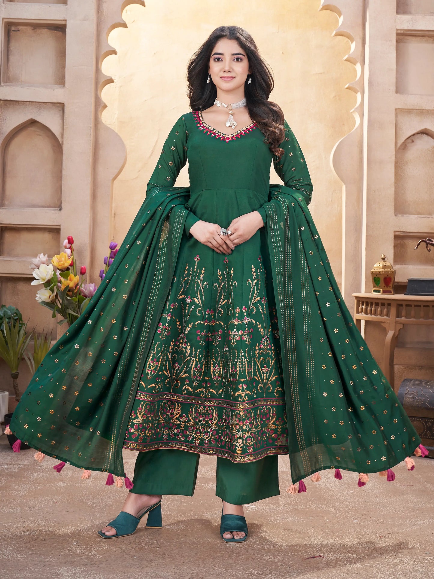Salwar Suit en Soie Vert avec Broderie en Miroir et Impression en Feuille Métallique
