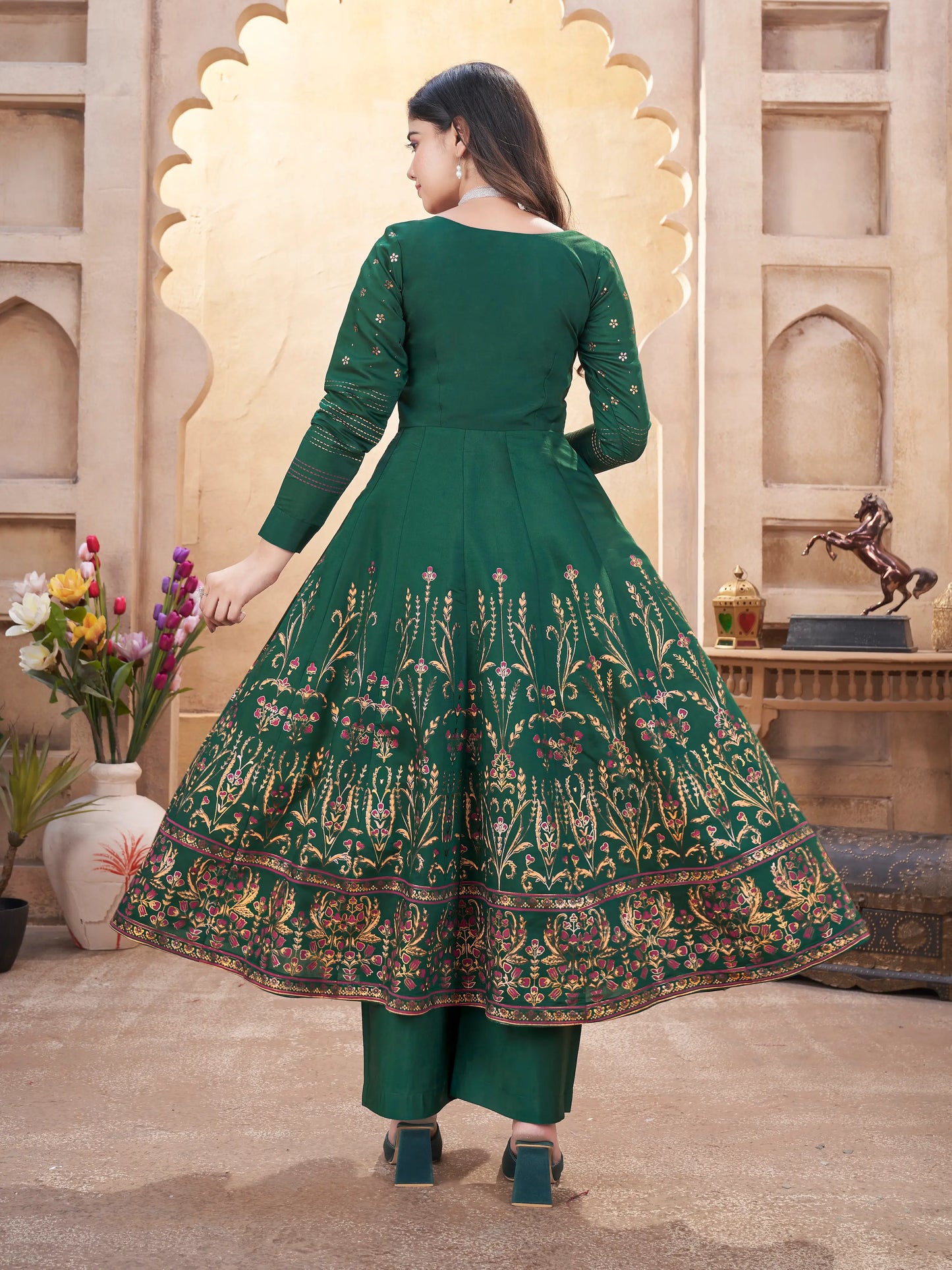 Salwar Suit en Soie Vert avec Broderie en Miroir et Impression en Feuille Métallique