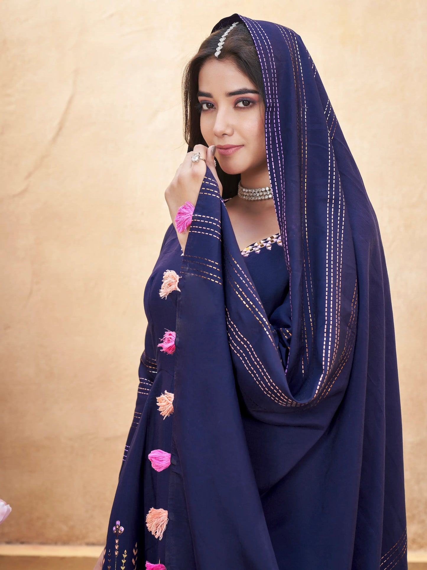 Salwar Suit en Soie Bleu Marine avec Broderie en Miroir et Impression en Feuille Métallique