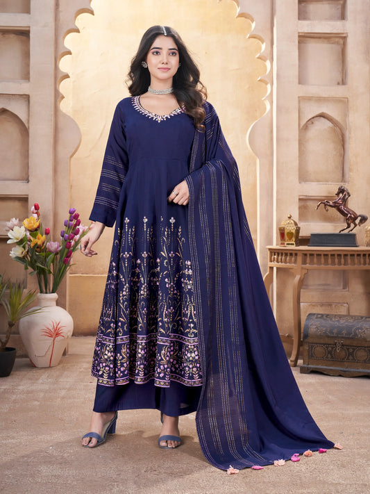 Salwar Suit en Soie Bleu Marine avec Broderie en Miroir et Impression en Feuille Métallique