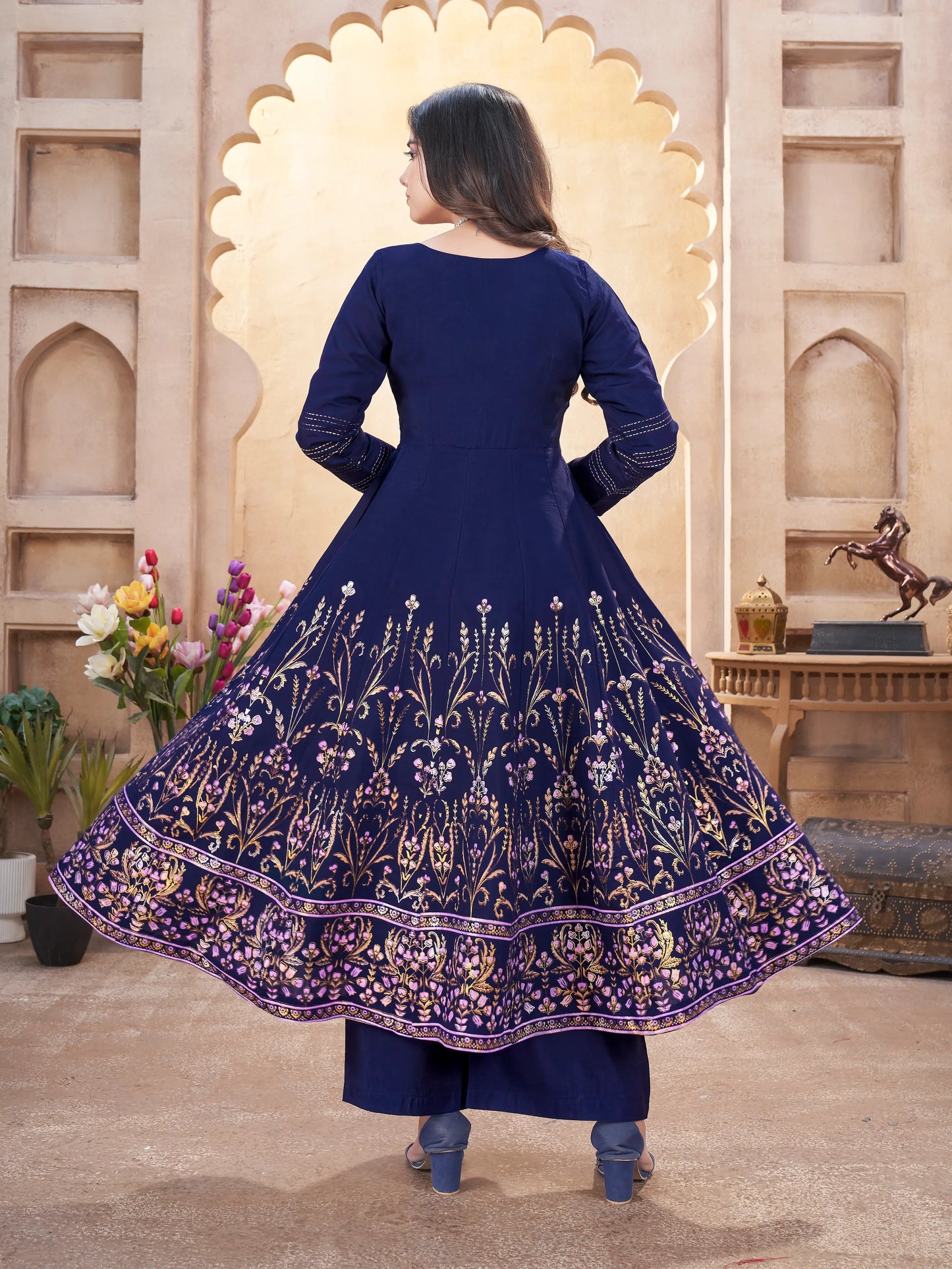 Salwar Suit en Soie Bleu Marine avec Broderie en Miroir et Impression en Feuille Métallique