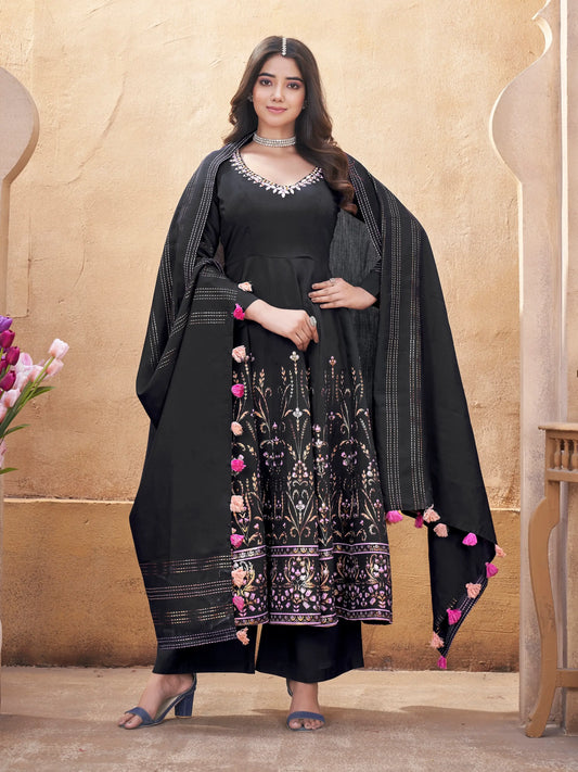 Salwar Suit en Soie Noir avec Broderie en Miroir et Impression en Feuille Métallique