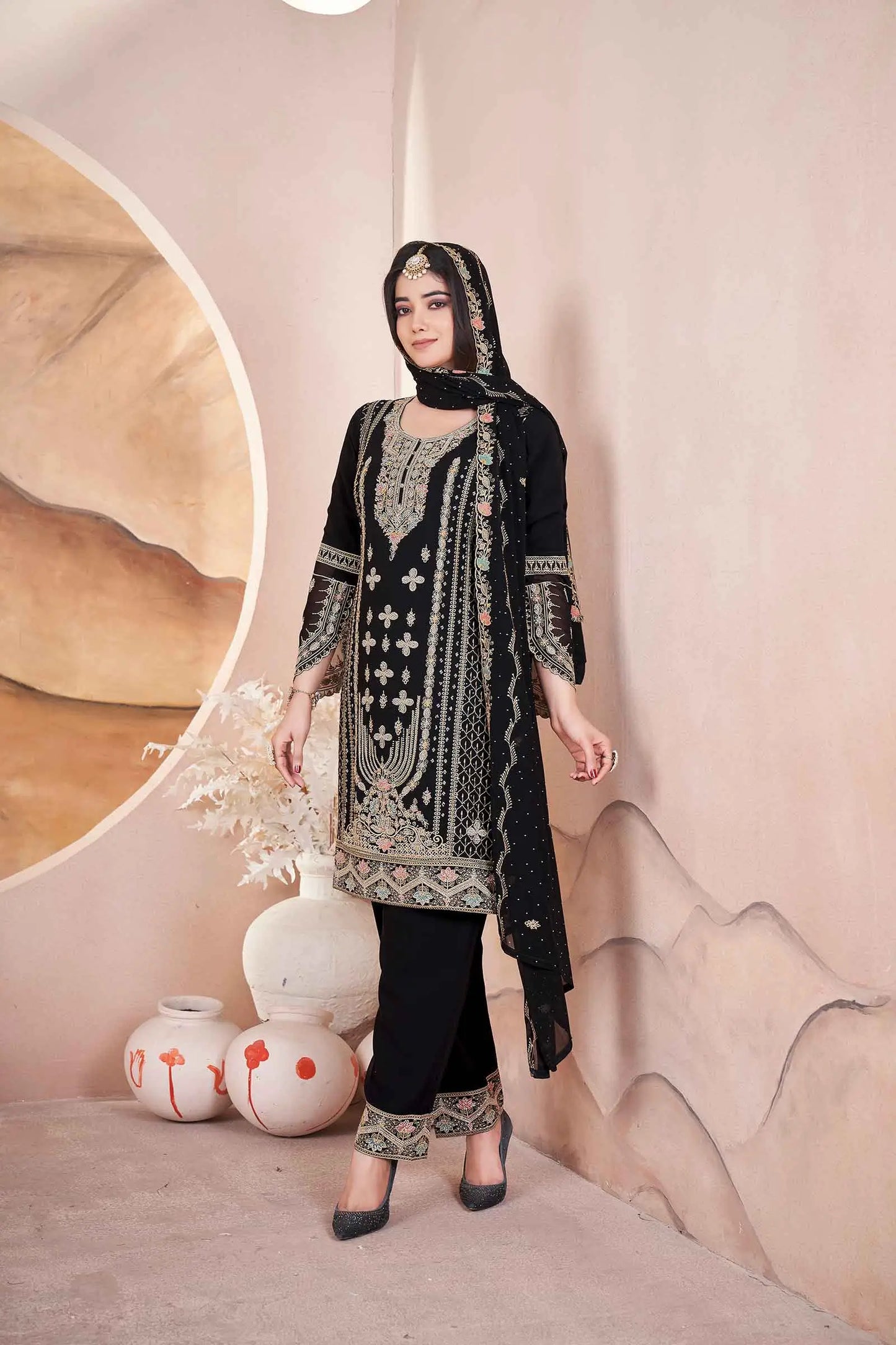 Ensemble salwar noir en georgette avec broderie et travail de Siroski