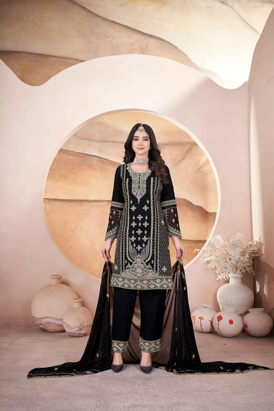Ensemble salwar noir en georgette avec broderie et travail de Siroski