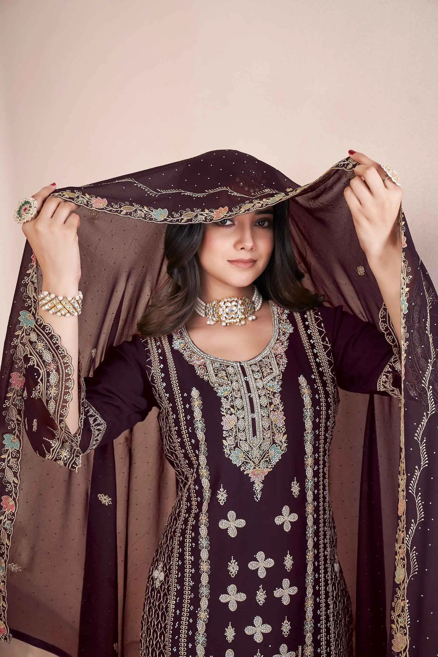 Salwar suit marron en georgette avec broderie et travail Siroski