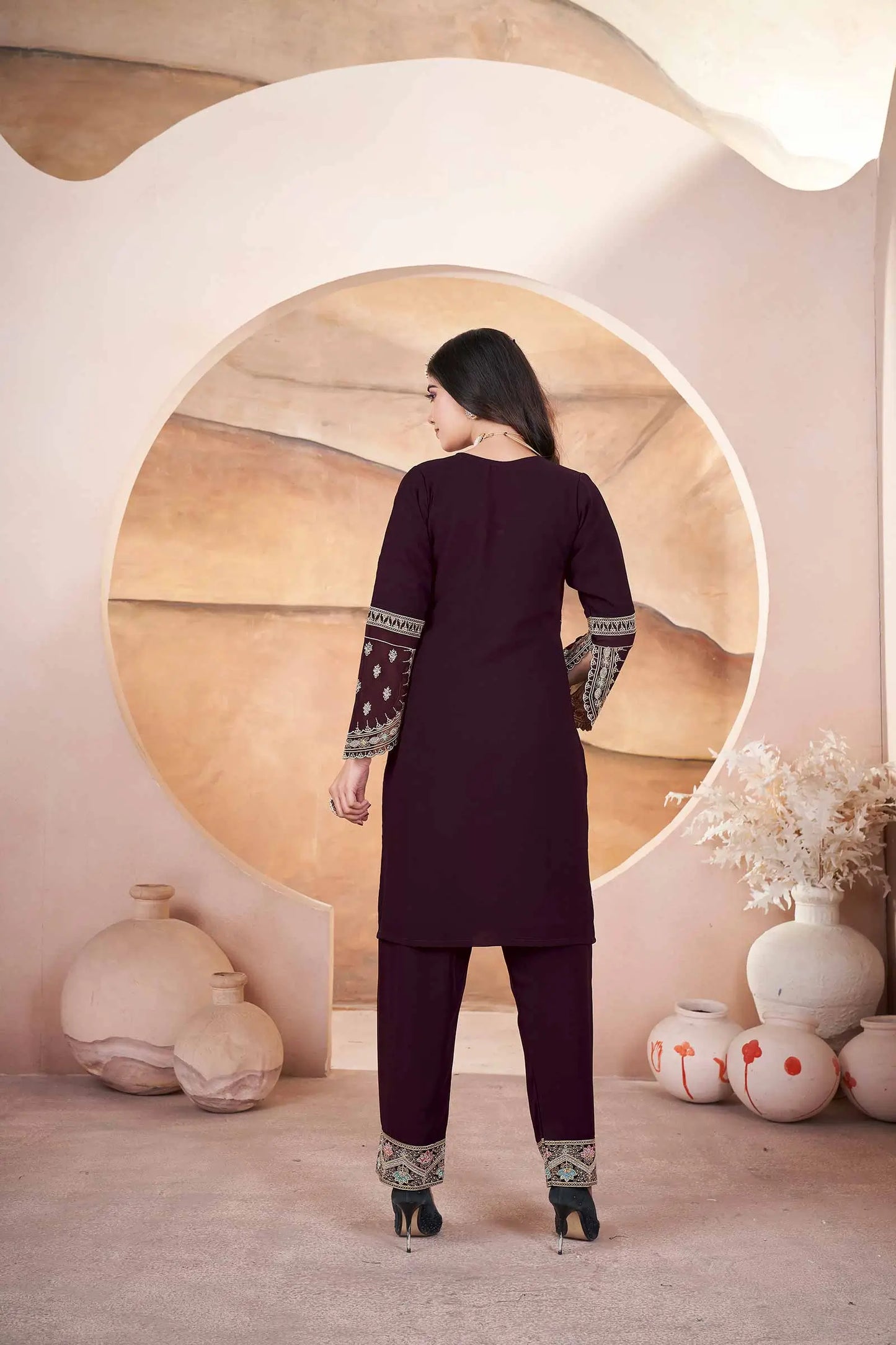 Salwar suit marron en georgette avec broderie et travail Siroski