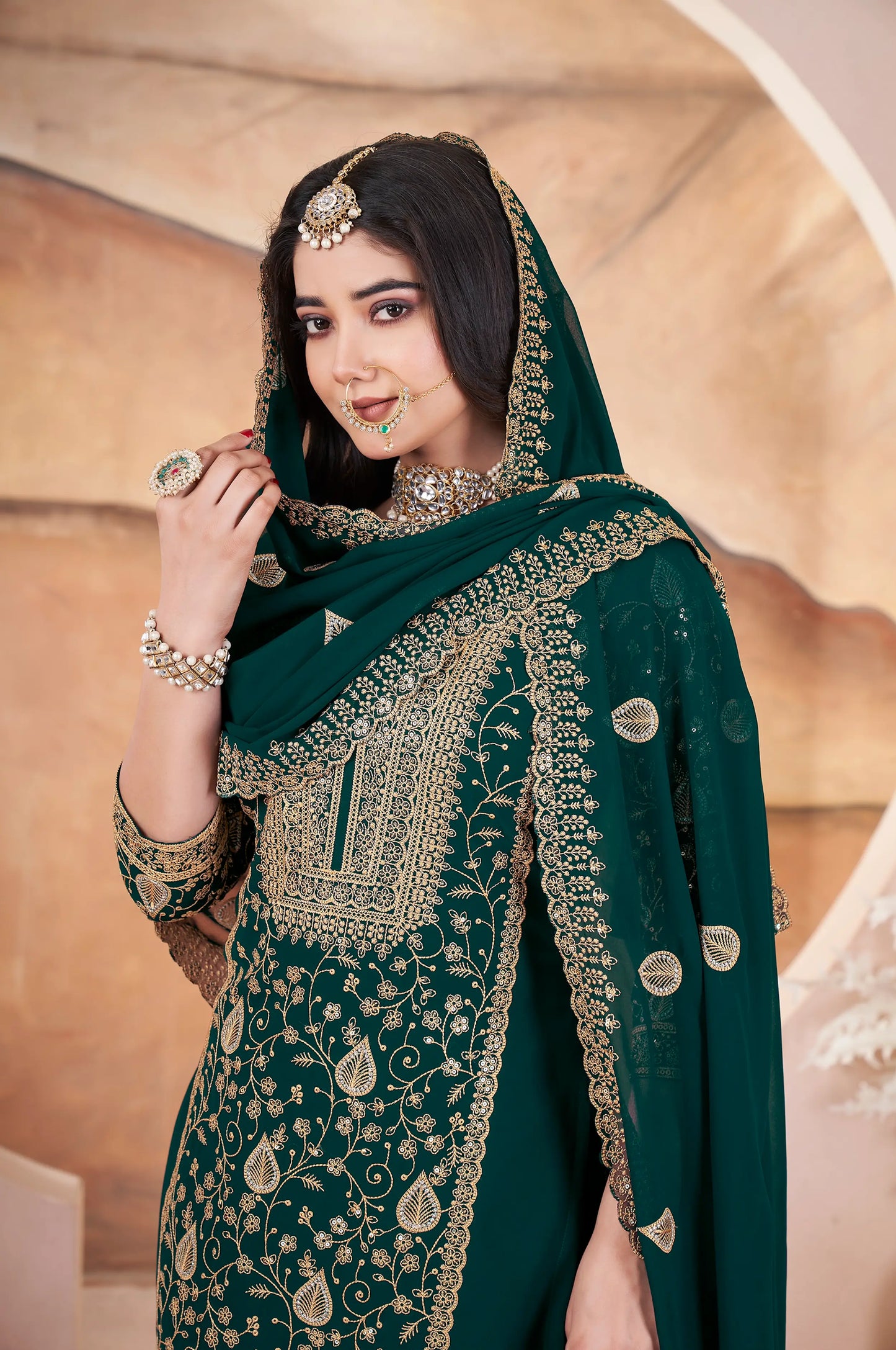 Salwar Suit en Georgette Vert Foncé avec Broderie et Sequins