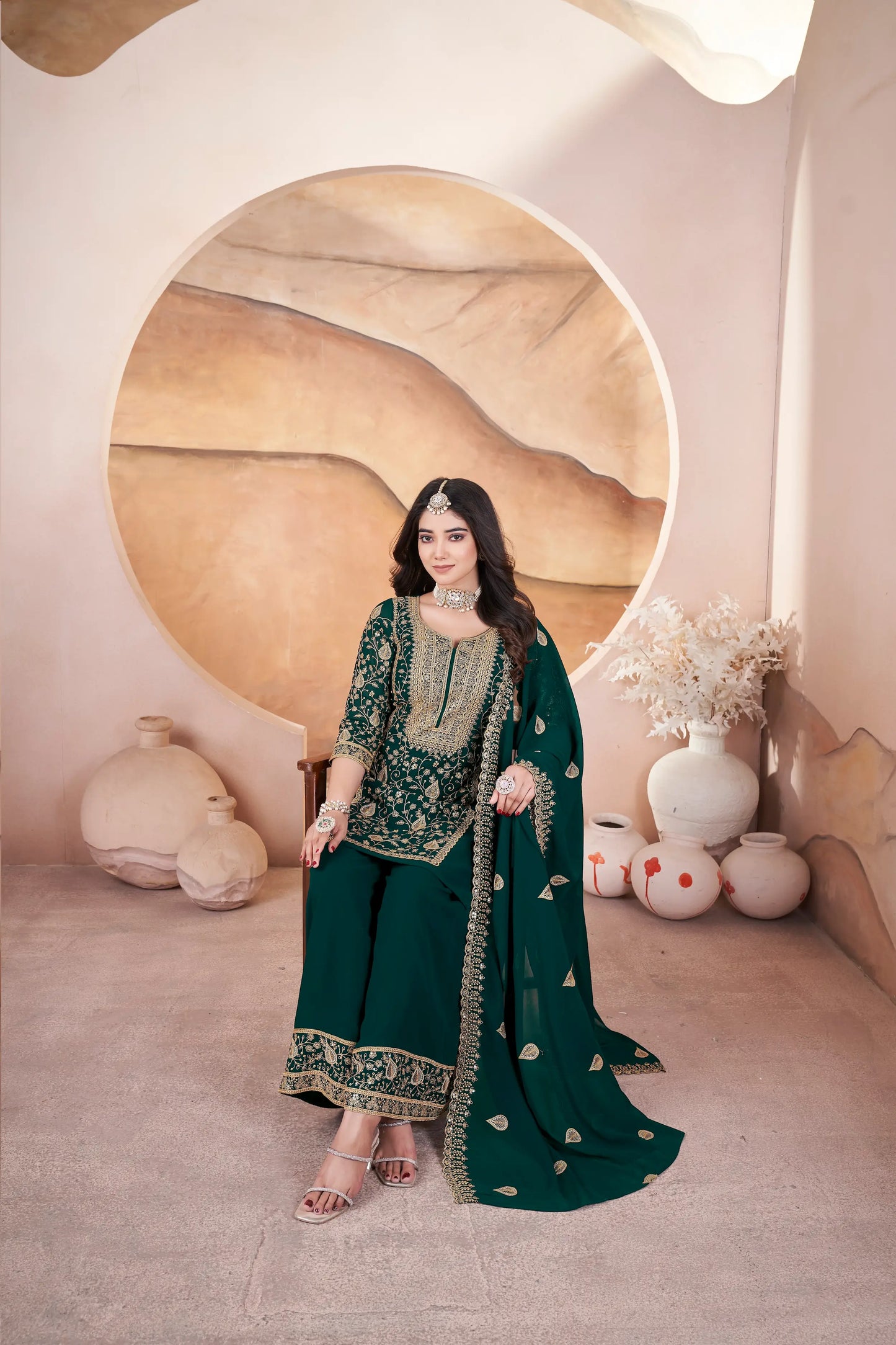 Salwar Suit en Georgette Vert Foncé avec Broderie et Sequins
