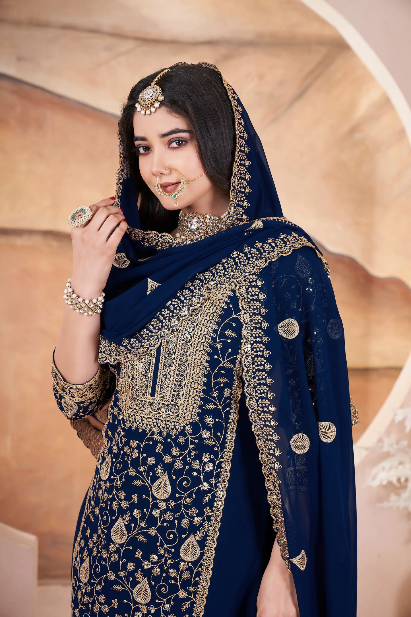 Salwar Suit en georgette bleu marine brodé de sequins