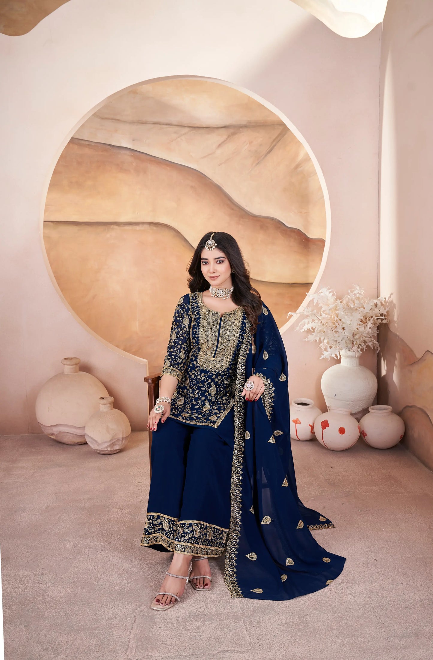 Salwar Suit en georgette bleu marine brodé de sequins