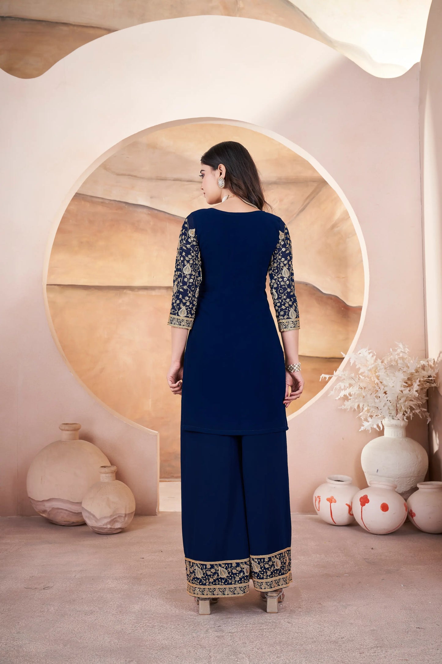 Salwar Suit en georgette bleu marine brodé de sequins