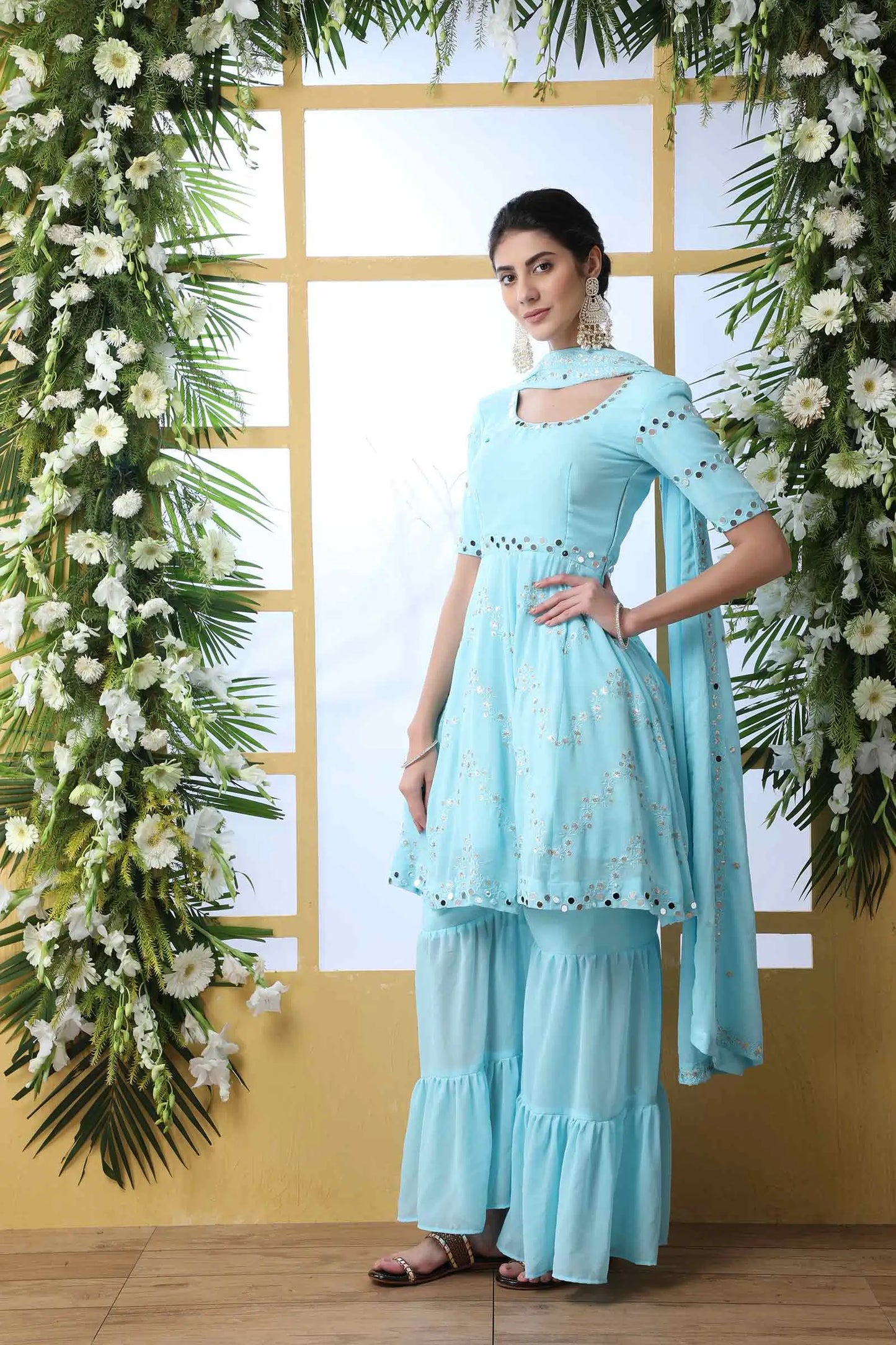 Salwar Suit en Georgette Bleu Ciel avec Broderie au Fil, Sequins et Application de Miroirs