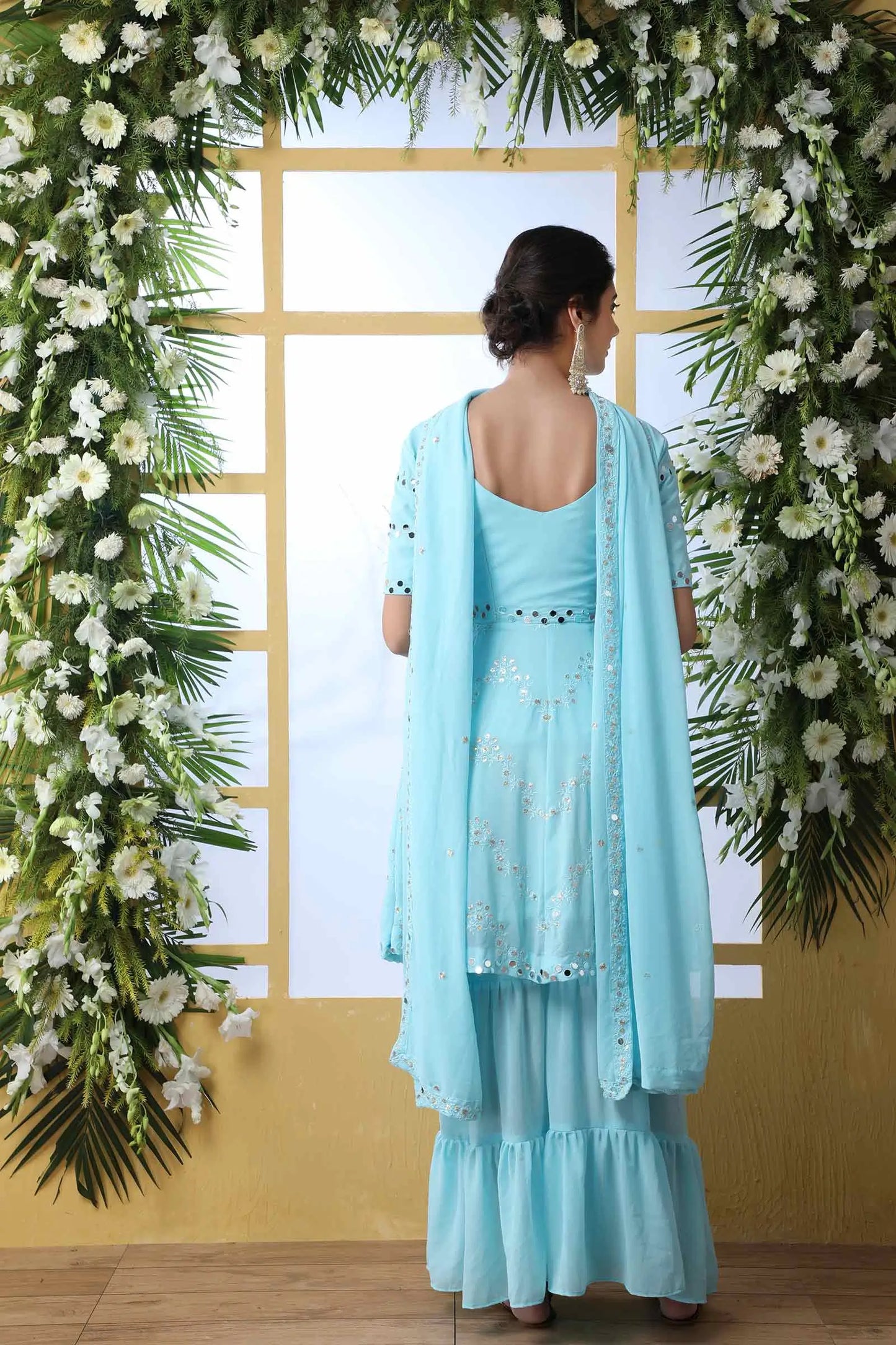 Salwar Suit en Georgette Bleu Ciel avec Broderie au Fil, Sequins et Application de Miroirs