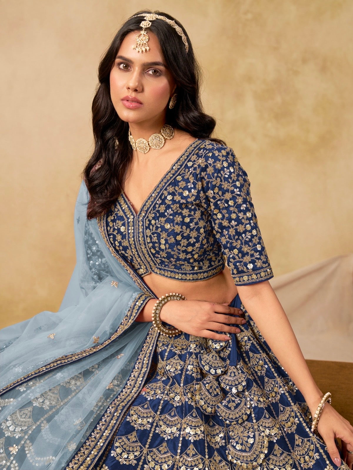 Lehenga bleu foncé brillant de fête en soie artificielle travaillé COLLECTION AMALYA