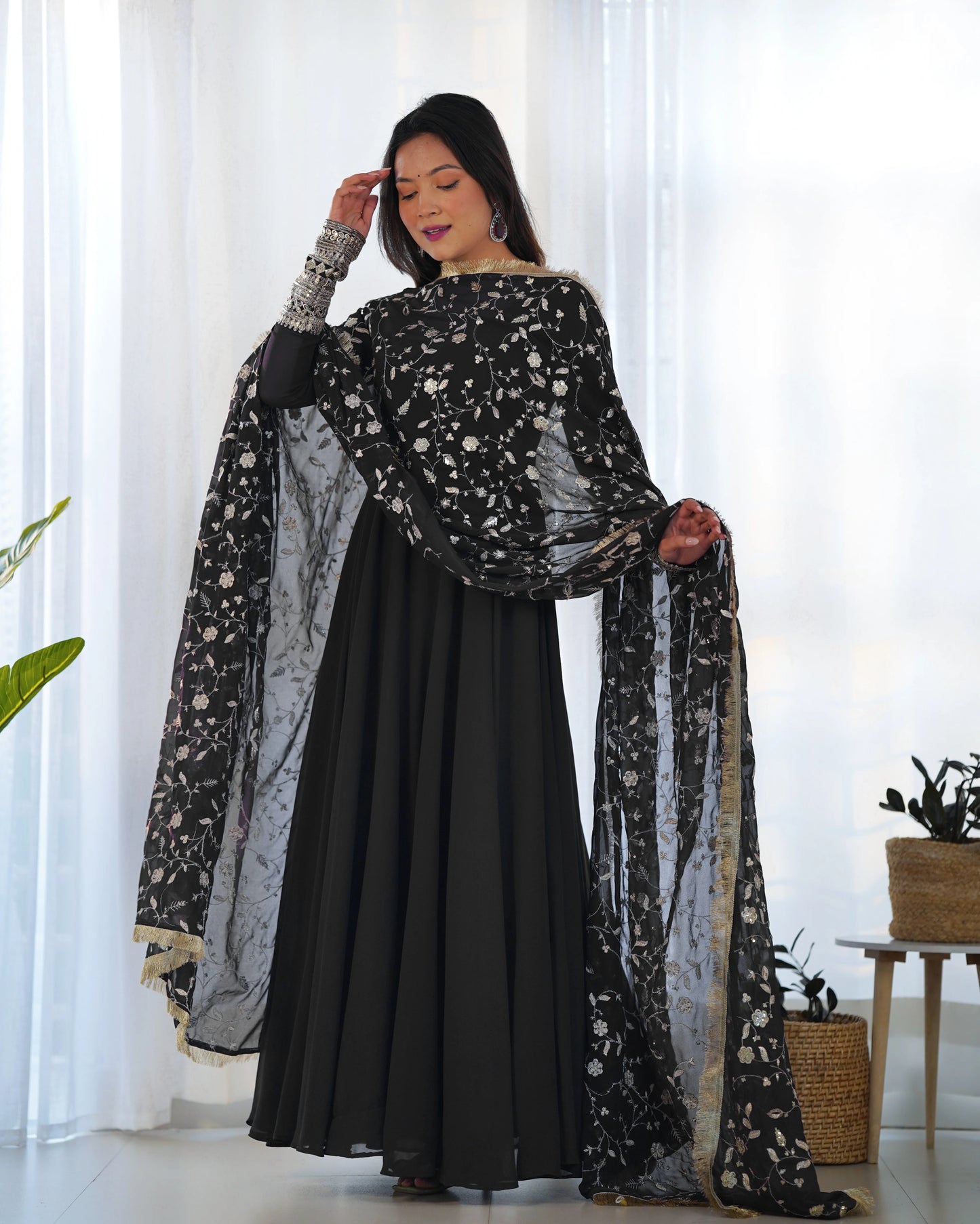 Romantisches schwarzes Maxi-Anarkali-Kleid-Set mit Stickerei