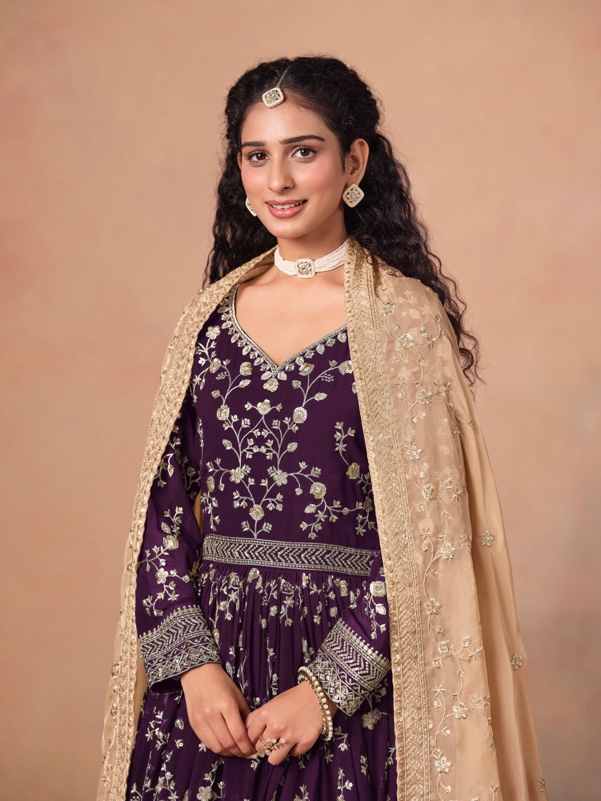 Eleganter rosa-grauer Braut-Lehenga mit Zarkan-Stickerei und Pailletten