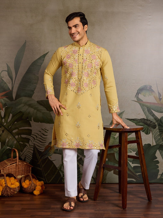 Ensemble Kurta jaune clair Homme avec broderies fleurs et travail de miroirs