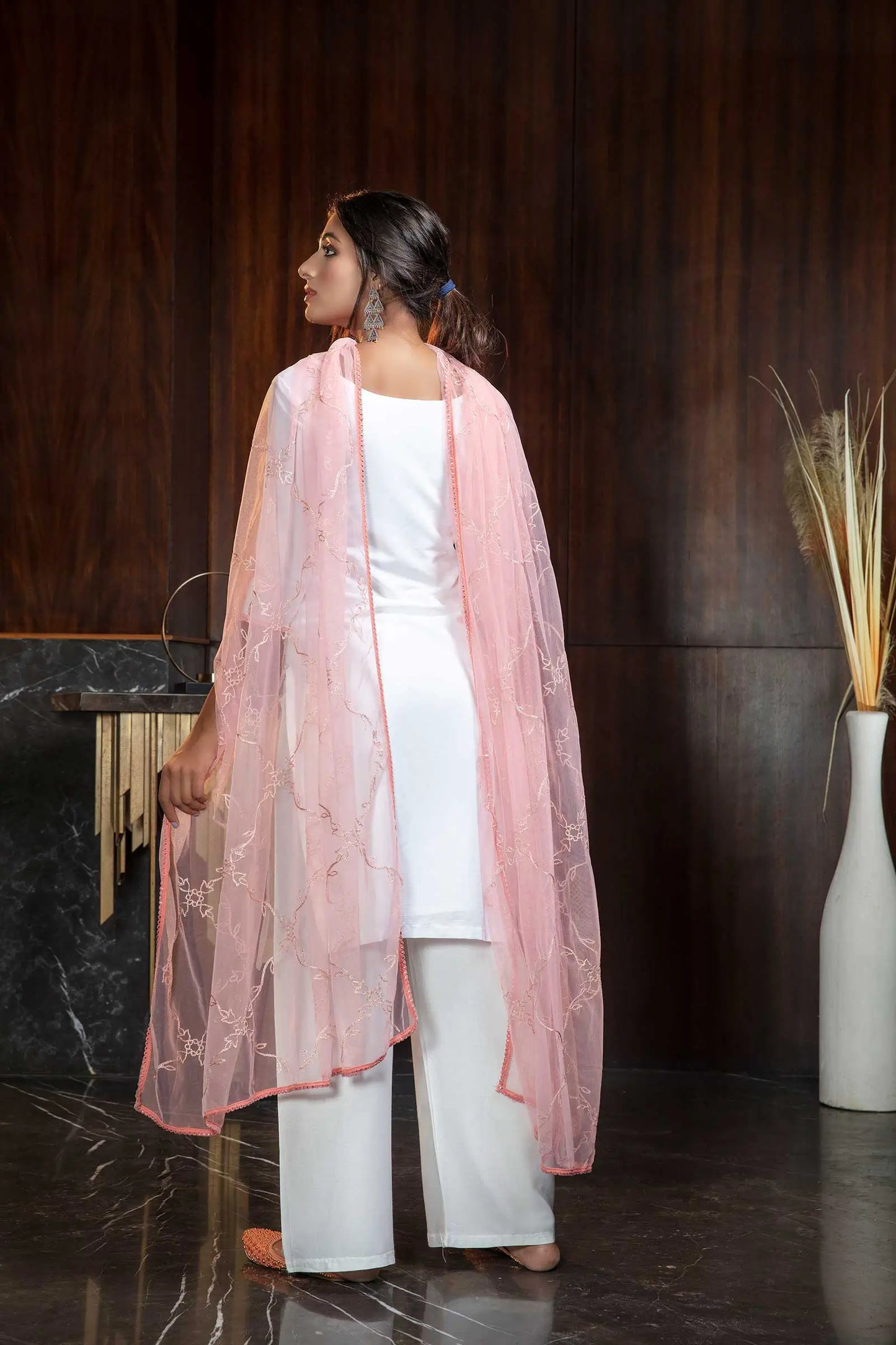 Salwar Suit en Georgette Blanc et Rose avec Broderie au Fil