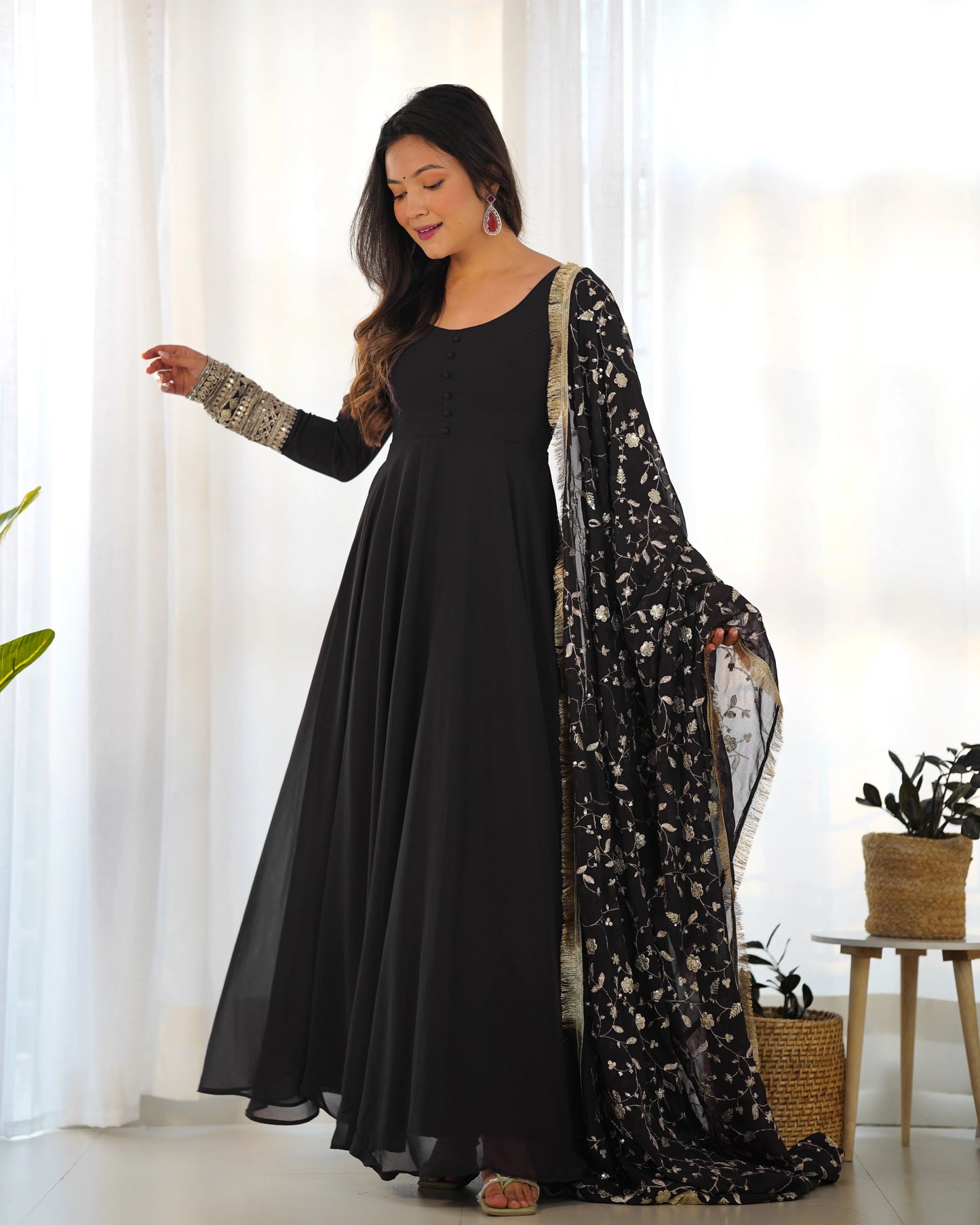 Romantisches schwarzes Maxi-Anarkali-Kleid-Set mit Stickerei