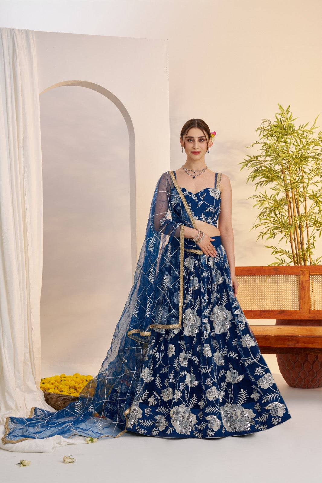 Lehenga bleu marine en filet avec broderies et sequins COLLECTION MAISHA