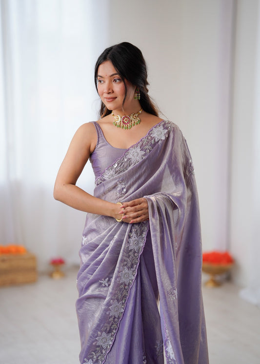 Sari violet lilas en satin premium brillant orné de perles, sequins et broderies COLLECTION NITA