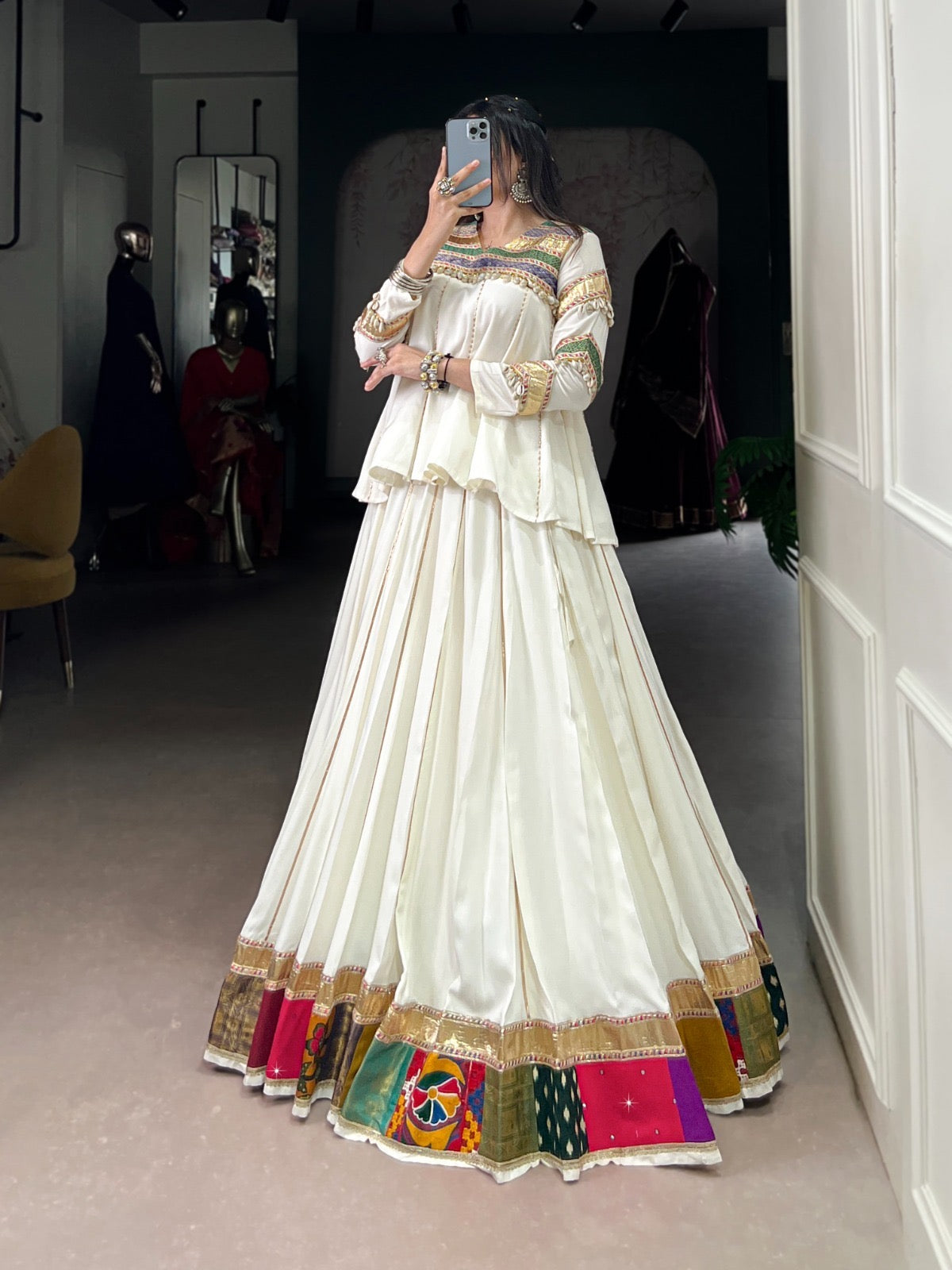 Eleganter rosa-grauer Braut-Lehenga mit Zarkan-Stickerei und Pailletten