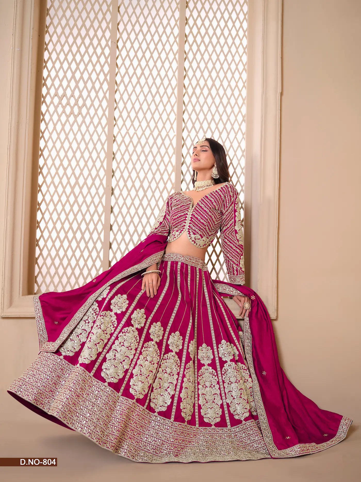 Dunkelrosa schimmernder Lehenga Choli aus Kunstseide mit Fadenstickerei und Pailletten