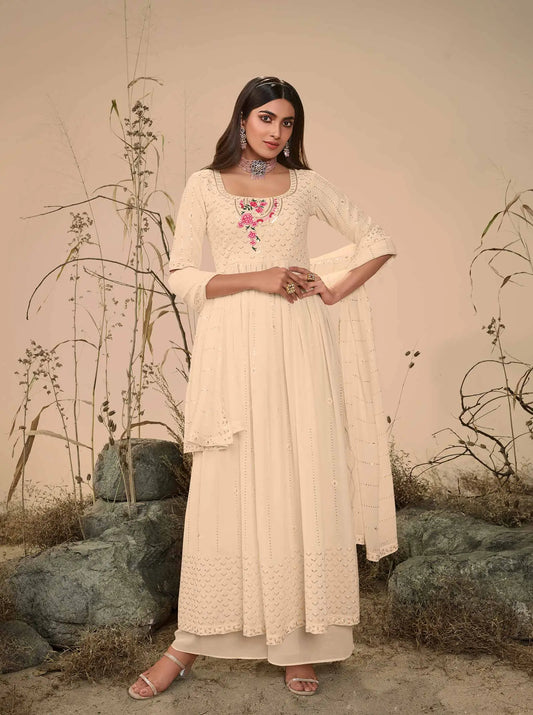 Salwar Suit en Georgette Beige avec Broderie au Fil et Sequins, accompagné d'un Palazzo