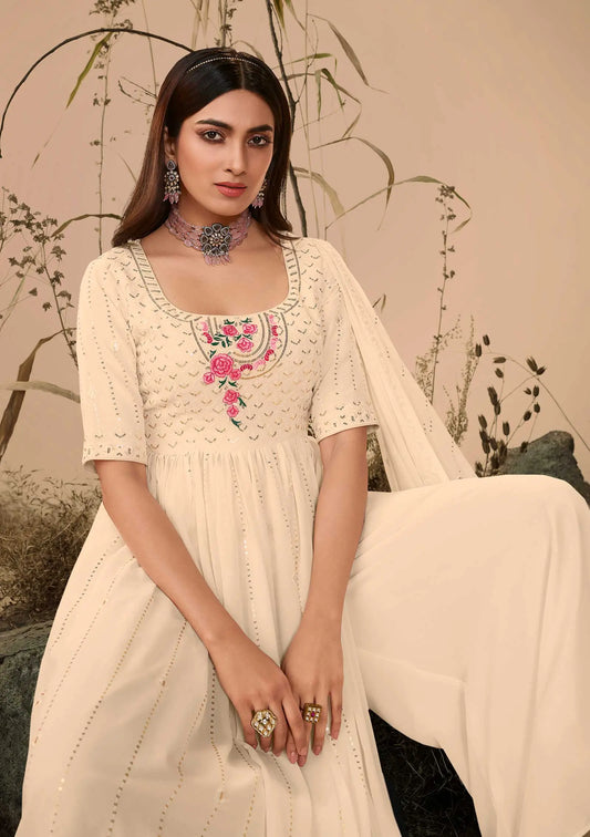 Salwar Suit en Georgette Beige avec Broderie au Fil et Sequins, accompagné d'un Palazzo