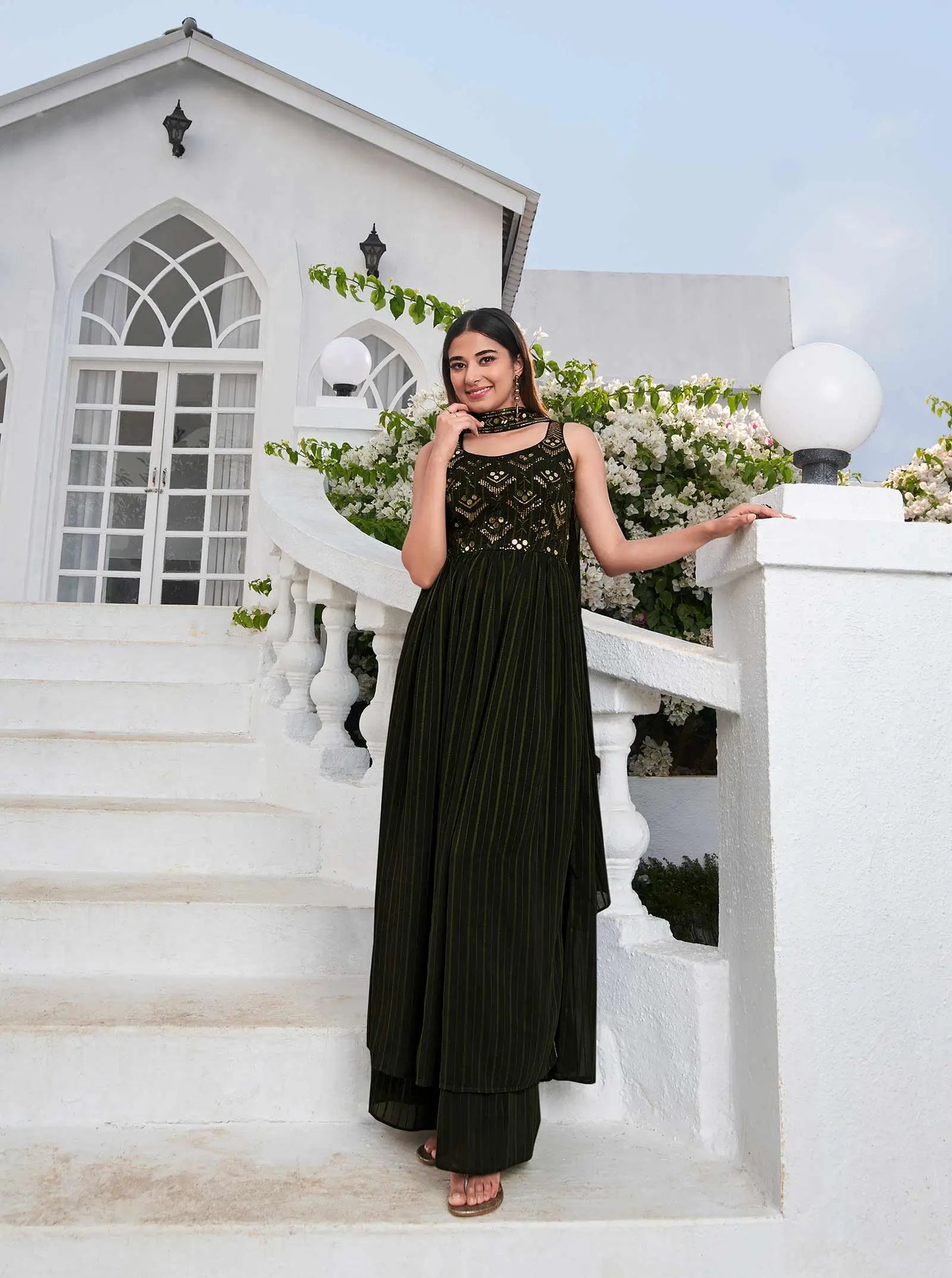 Salwar Suit en Georgette Vert Olive avec Broderie au Fil et Sequins, accompagné d'un Palazzo