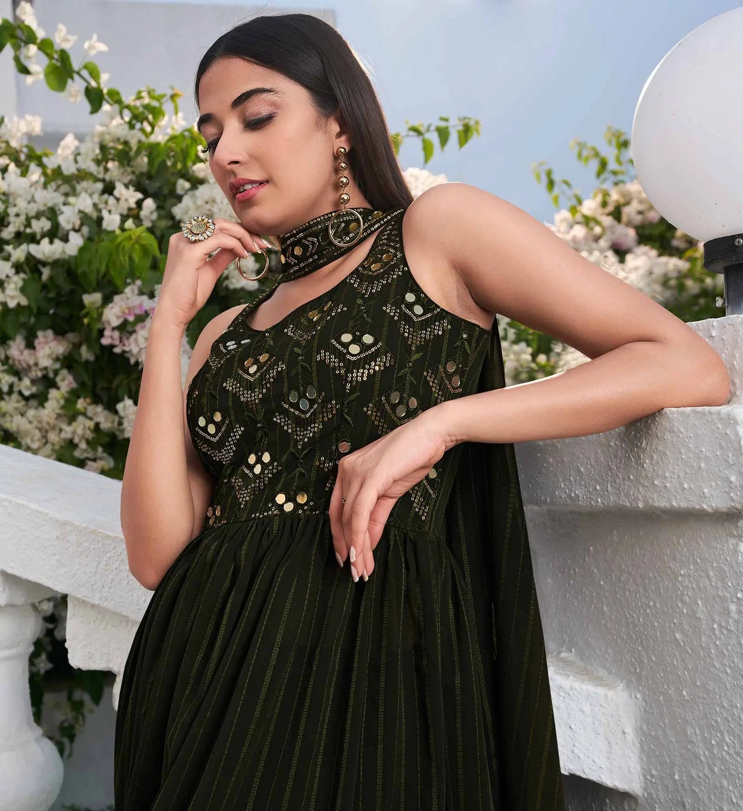 Salwar Suit en Georgette Vert Olive avec Broderie au Fil et Sequins, accompagné d'un Palazzo