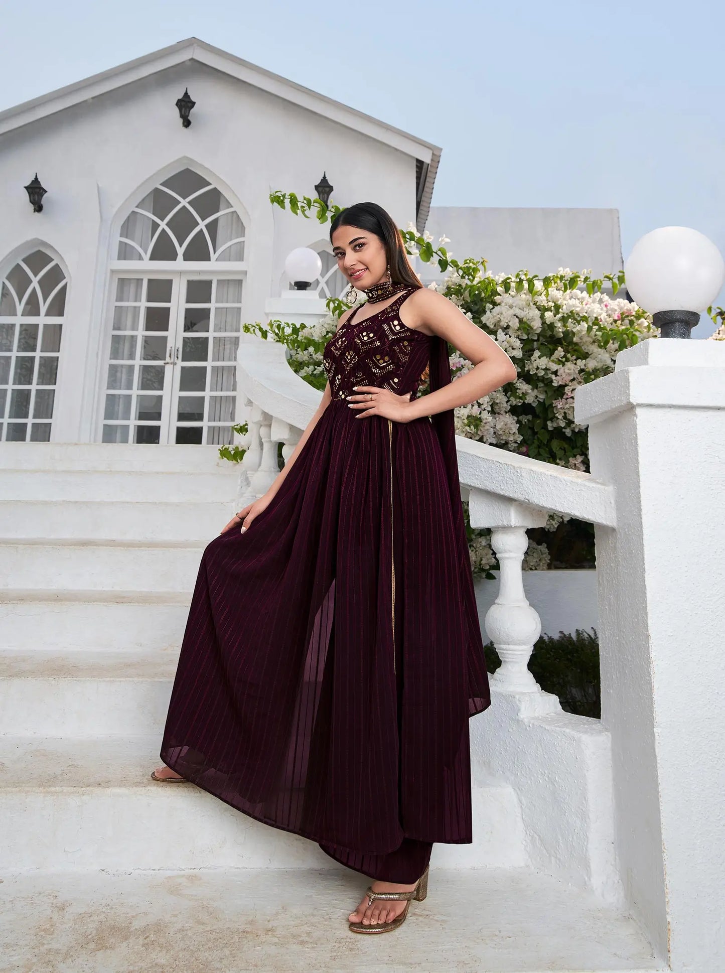 Salwar Suit en Georgette Violet avec Broderie au Fil et Sequins, accompagné d'un Palazzo