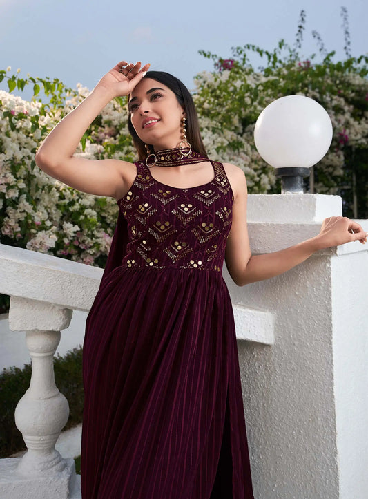 Salwar Suit en Georgette Violet avec Broderie au Fil et Sequins, accompagné d'un Palazzo