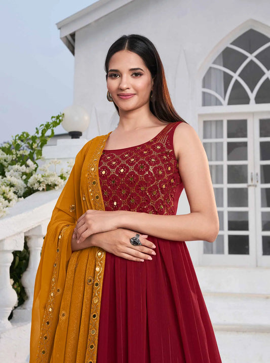 Salwar Suit en Georgette Rouge avec Broderie au Fil et Sequins, accompagné d'un Palazzo
